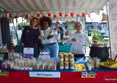 Bij DO IT Organic: Annemiek Flantua, Solange Domaye en Martha Jeuken. Solange en Martha lieten proeven van de fonio van Symfonio. Annemiek toont ook een product met een Afrikaans tintje: de cashewnoten van een project in Tanzania. 